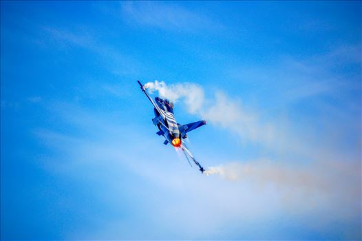 Photo of a dutch F16 displaying at air show