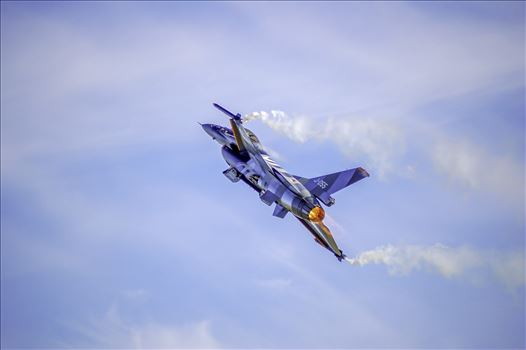 Photo of a dutch F16 displaying at air show