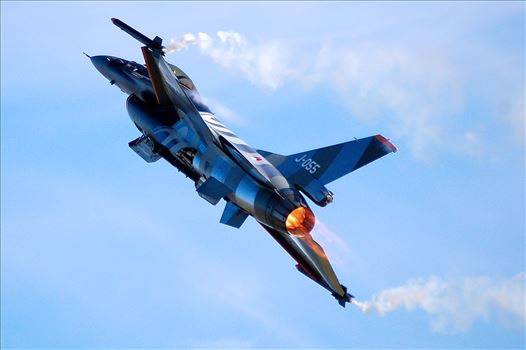 Photo of a dutch F16 displaying at air show