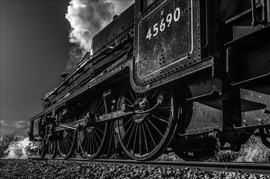 A black and white photograph of the LMS Jubilee Class 45690 Leander Steam Train as it runs on the Forth Circle.