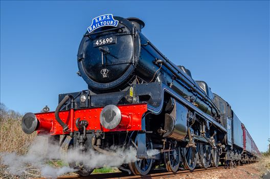 Jubilee Class Leander - A colour photograph of the LMS Jubilee Class 45690 Leander Steam Train as it runs on the Forth Circle.